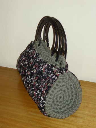 3B - Mala em trapilho matizado com laterais redondas num tom cinza esverdeado