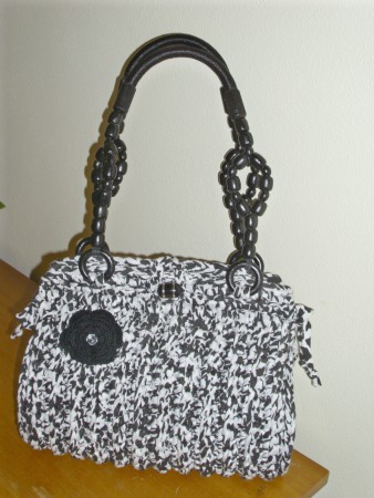 5A - Mala em trapilho matizado preto/branco com alças de ombro pretas