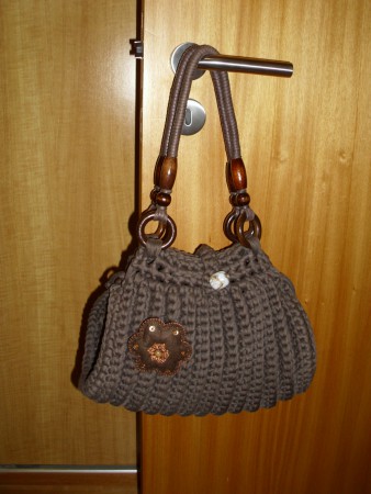 7A - Mala em trapilho castanho com laterais redondas e alças de ombro castanhas