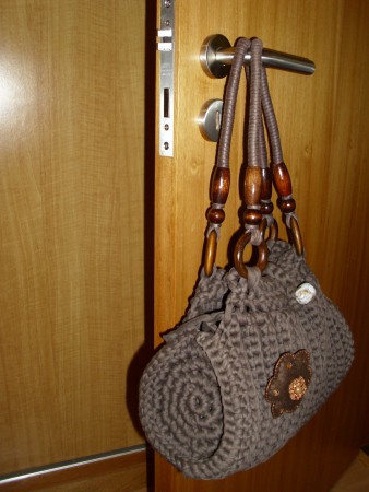 7B - Mala em trapilho castanho com laterais redondas e alças de ombro castanhas