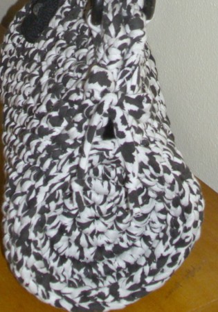 5B - Mala em trapilho matizado preto/branco com alças de ombro pretas