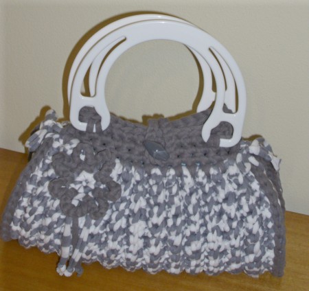 12A - Mala em trapilho matizado cinza/branco com laterais em cinza e alças de mão brancas