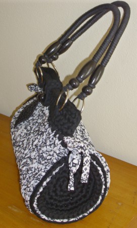 14B - Mala em trapilho matizado preto/branco com laterais redondas pretas e alças de ombro pretas