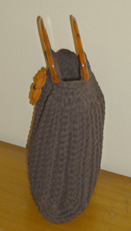 20B - Mala em trapilho castanho com alças de mão em tons de castanho/laranja