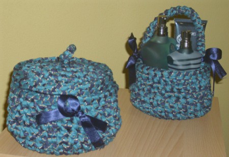 5 - Conjunto de cestos em trapilho matizado azul escuro/azul céu/dourado com laços